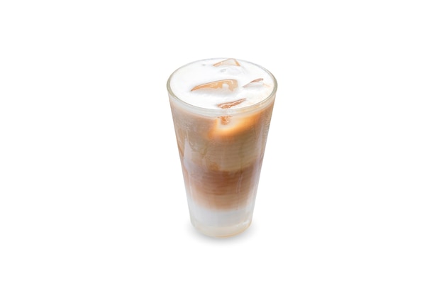 Caffè ghiacciato con ghiaccio in un bicchiere isolato su sfondo bianco.