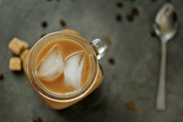 Caffè ghiacciato con latte su sfondo scuro