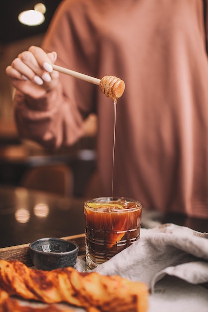 Caffè ghiacciato con miele