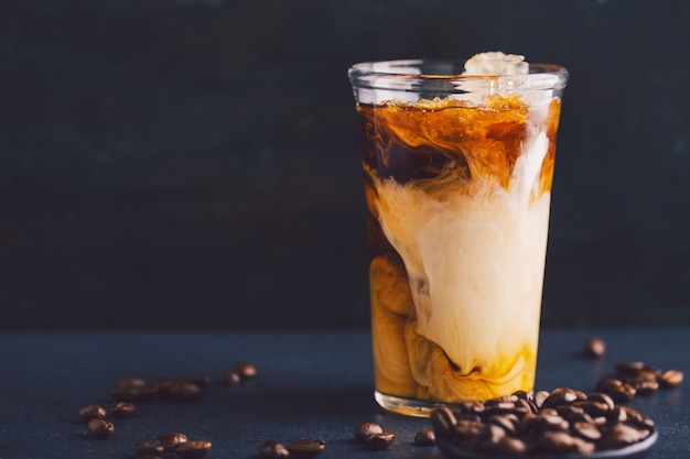 Caffè ghiacciato con panna in vetro alto