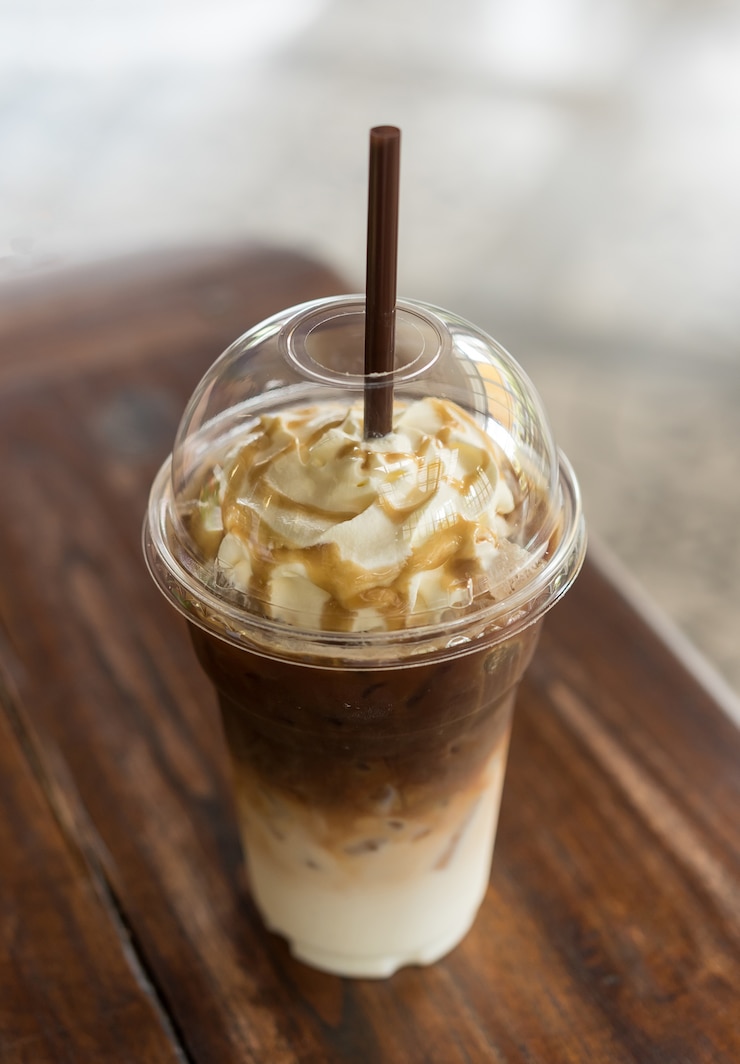 Caffè ghiacciato con sciroppo di caramello e panna montata