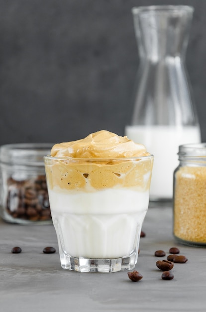 Caffè ghiacciato Dalgona in un bicchiere sul tavolo