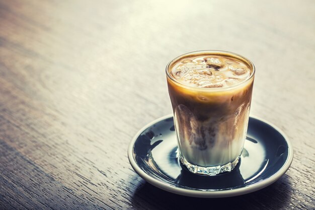 Caffè ghiacciato del primo piano sul bancone bar nella caffetteria.