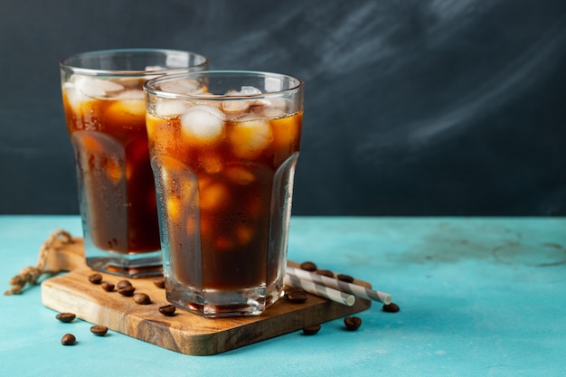 Caffè ghiacciato in un bicchiere alto