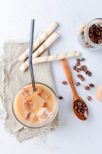 Caffè ghiacciato in vetro con ghiaccio