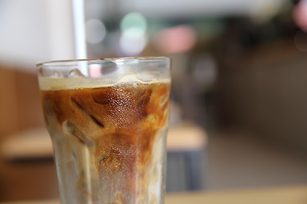 Caffè ghiacciato su fondo in legno