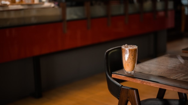 caffè ghiacciato sul tavolo all'interno del bar