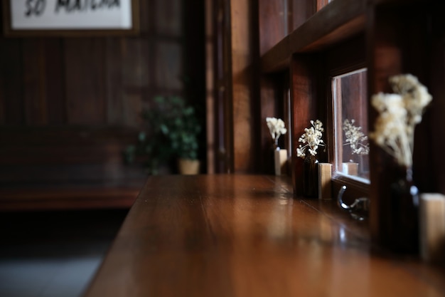 Caffè giapponese in legno con sedia bar e tavolo