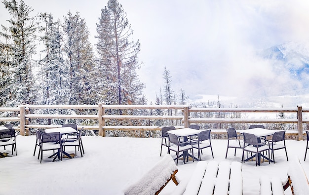 caffe in montagna in inverno, nevoso.