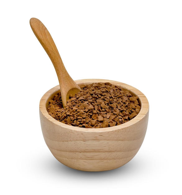 Caffè in polvere istantaneo con cucchiaio e ciotola di legno isolati su sfondo bianco includono percorso di ritaglio