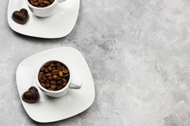 Caffè in tazza bianca e cioccolatini. Copia spazio. Sfondo di cibo