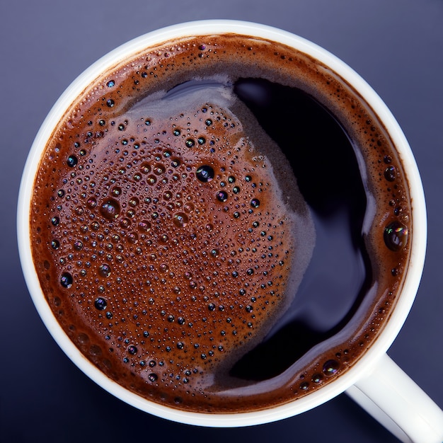 Caffè in tazza bianca su sfondo scuro