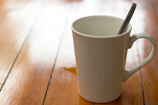 Caffè in tazza bianca sul tavolo di legno