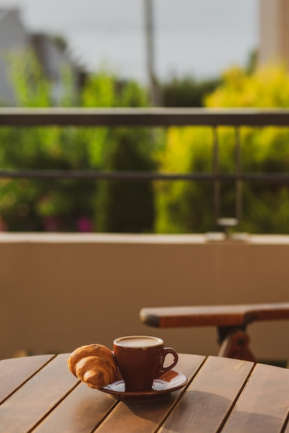 Caffè in tazza con croissant a colazione Espresso con croissant a colazione Colazione