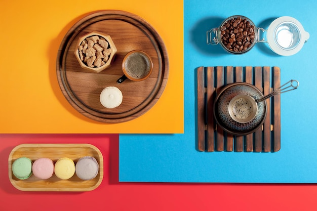 Caffè in tazza con dessert su uno sfondo colorato brillante