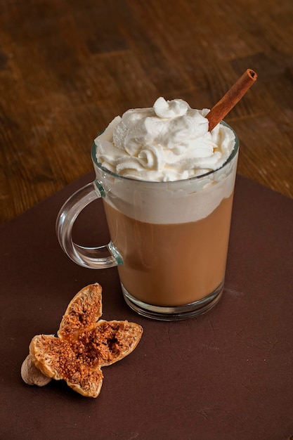 Caffè in tazza di vetro con panna montata