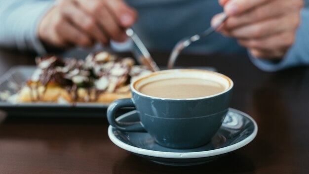 Caffè in tazza e pasticceria. abitudini alimentari. bevanda e dessert tradizionali.