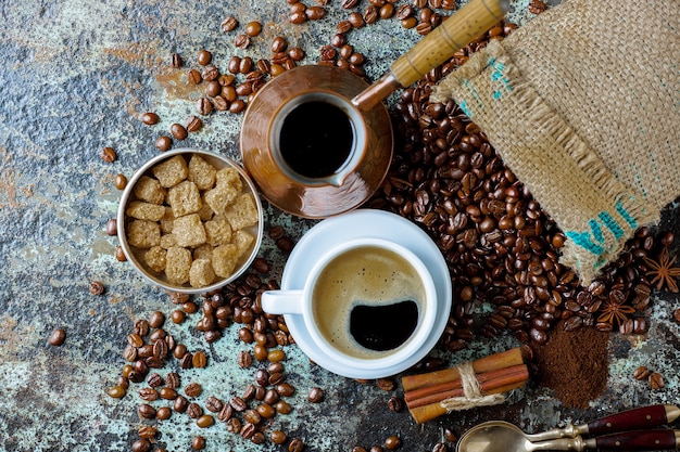 Caffè in tazza e piattino