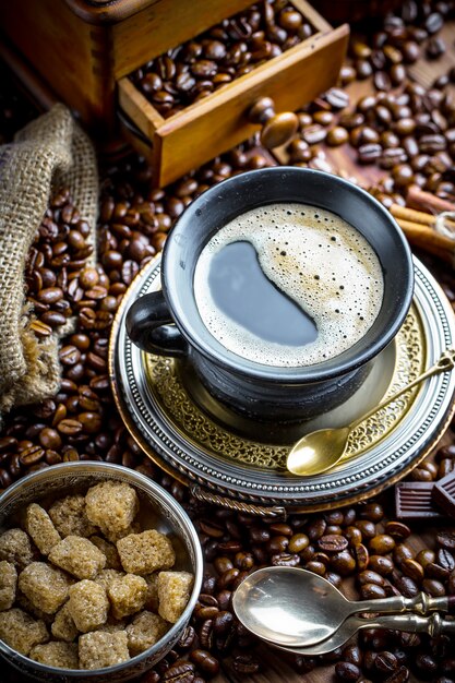 Caffè in tazza e piattino