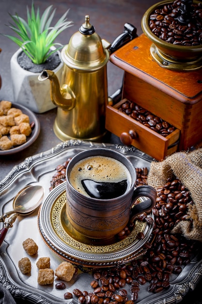 Caffè in tazza e piattino