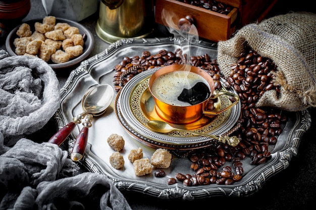 Caffè in tazza e piattino