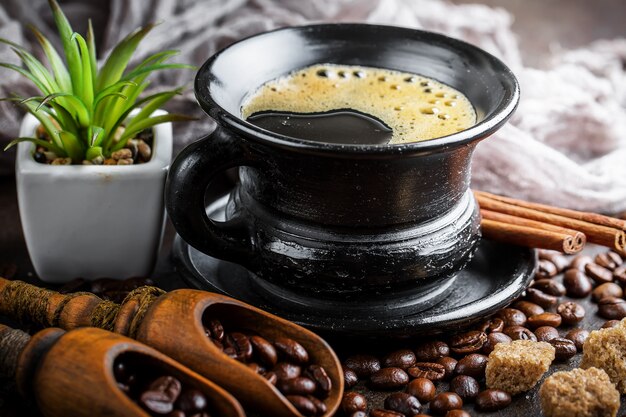 Caffè in tazza e piattino