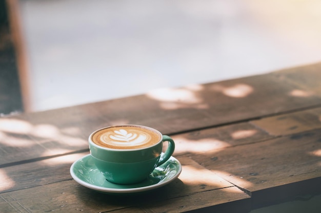 Caffe' in tazza su tavola.