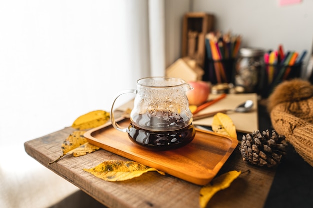 Caffè in tazza sulla scrivania in autunno sulla scrivania di casa