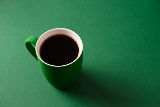 Caffè in tazza verde per il giorno di san patrizio