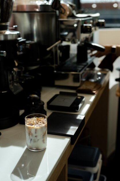 Caffè in un bicchiere sul bancone di una caffetteria