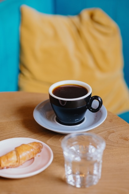 caffè in una bella tazza ristorante o caffetteria alla moda