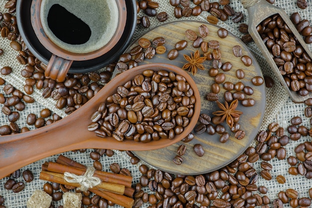 Caffè in una tazza di chicchi di caffè.