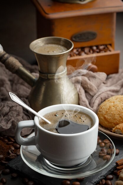 Caffè in una tazza di chicchi di caffè.