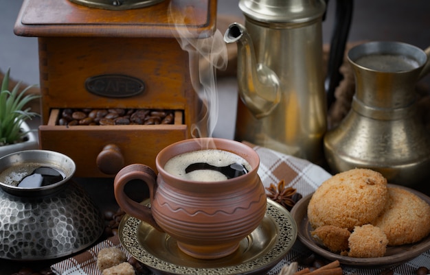 Caffè in una tazza di chicchi di caffè.