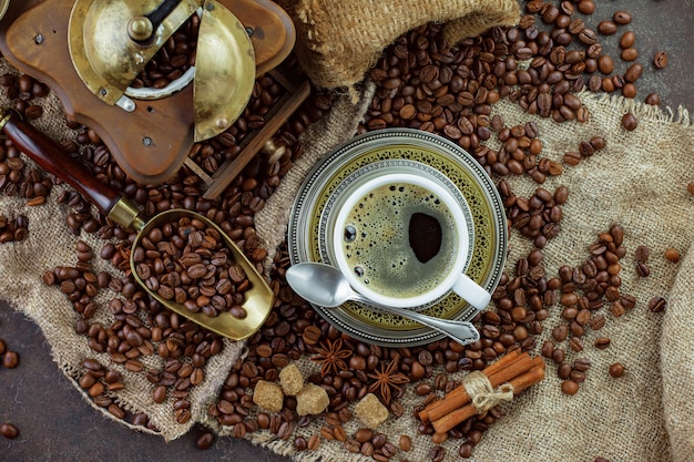 Caffè in una tazza di chicchi di caffè.