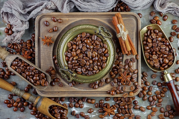 Caffè in una tazza di chicchi di caffè.