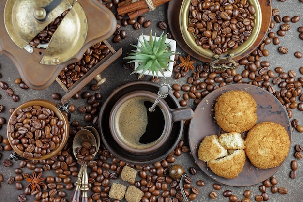 Caffè in una tazza di chicchi di caffè.