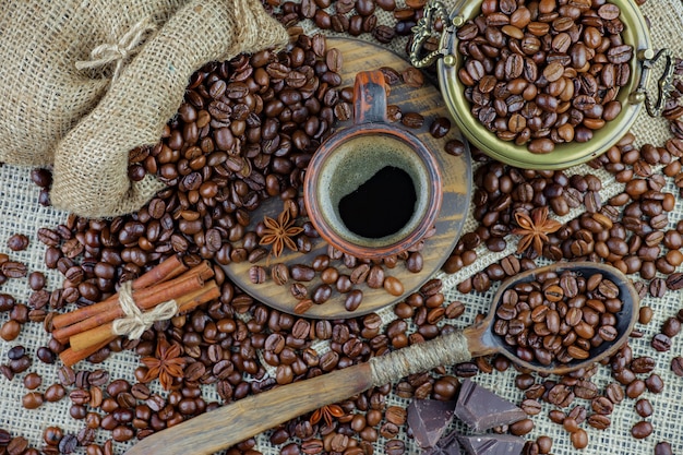 Caffè in una tazza di chicchi di caffè.