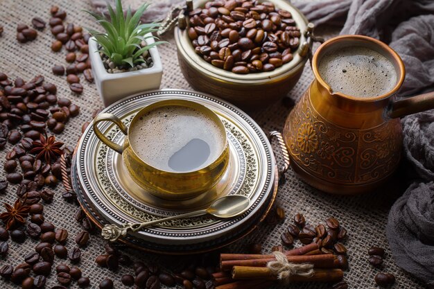 Caffè in una tazza di chicchi di caffè.