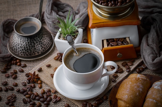 Caffè in una tazza di chicchi di caffè.