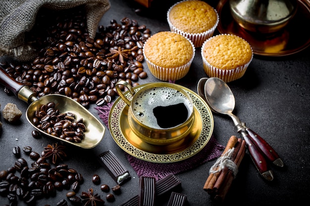 Caffè in una tazza e piattino su sfondo nero