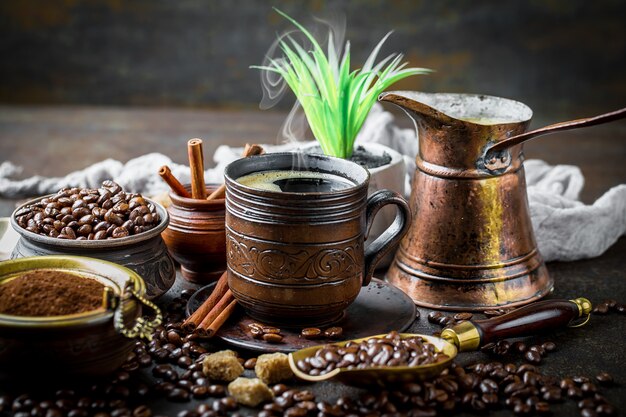 Caffè in una tazza e piattino su sfondo nero