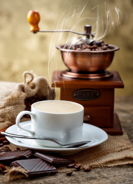 Caffè in una tazza e piattino su un vecchio spazio.