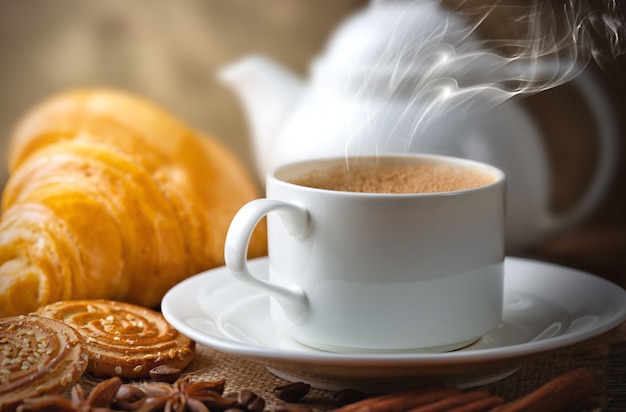 Caffè in una tazza e piattino su un vecchio spazio.