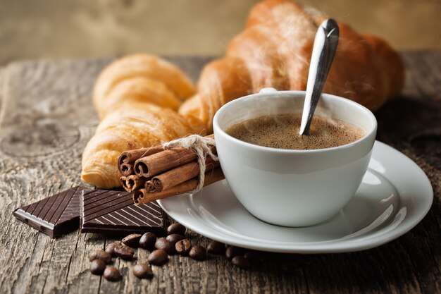 Caffè in una tazza e piattino su un vecchio spazio.