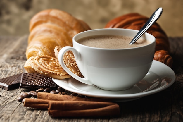 Caffè in una tazza e piattino su un vecchio spazio.