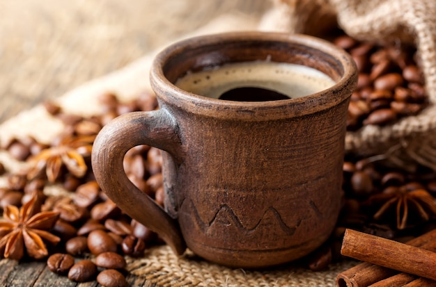 Caffè in una tazza e piattino su un vecchio spazio.