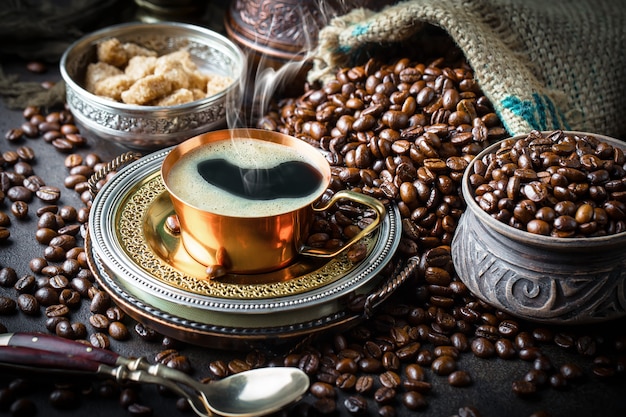 Caffè in una tazza e piattino su uno sfondo vecchio