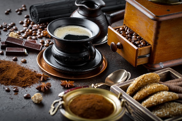 Caffè in una tazza e piattino su uno sfondo vecchio