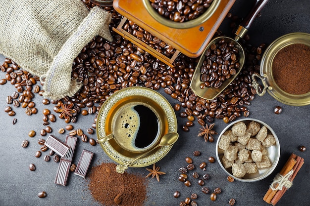 Caffè in una tazza e piattino su uno sfondo vecchio